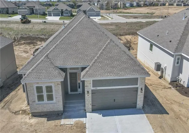 Homes for sale in Kansas City, MO | 11460 N Auburndale Cir, Kansas City, MO 64157 | MLS# 2596268