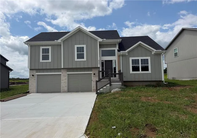Homes for sale in Blue Springs, MO | 4301 Se Adams Dr, Blue Springs, MO 64014 | MLS# 2596384