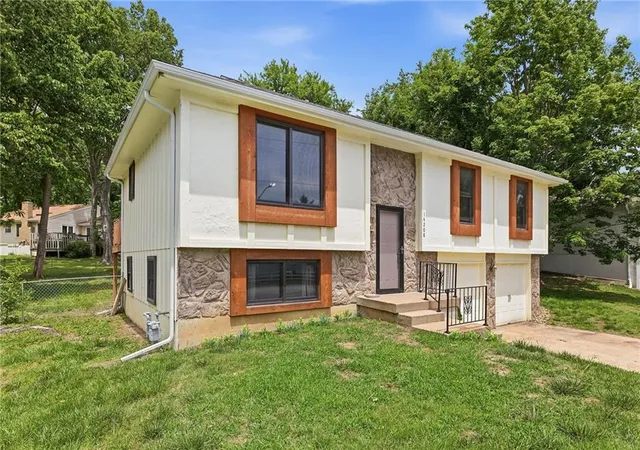 Homes for sale in Shawnee, KS | 14208 W 63rd St, Shawnee, KS 66216 | MLS# 2596478