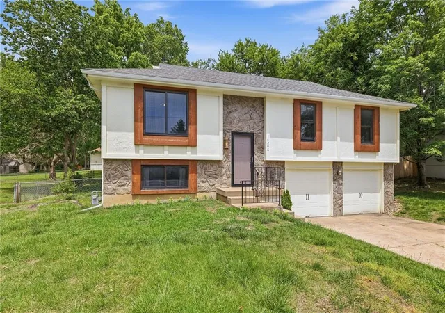 Homes for sale in Shawnee, KS | 14208 W 63Rd St, Shawnee, KS 66216 | MLS# 2596478