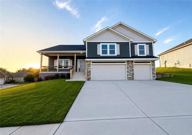 Homes for sale in Pleasant Hill, MO | 1901 Owen Dr, Pleasant Hill, MO 64080 | MLS# 2596599