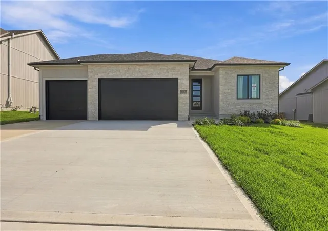 Photo 1 of Sale Pending at 2368 Ne Colonnade Ave, Blue Springs, MO 64029 | MLS# 2596733 | Listing updated on 2026-10-06