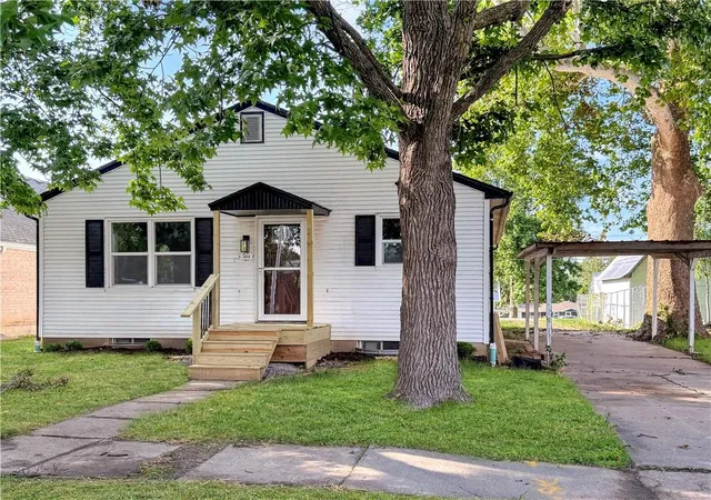 Homes for sale in Higginsville, MO | 504 W 29th St, Higginsville, MO 64037 | MLS# 2596957