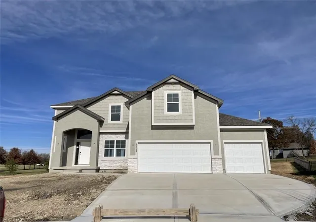 Photo 1 of Sale Pending at 1621 Ne 104th Court, Kansas City, MO 64155 | MLS# 2597102 | Listing updated on 2026-05-13