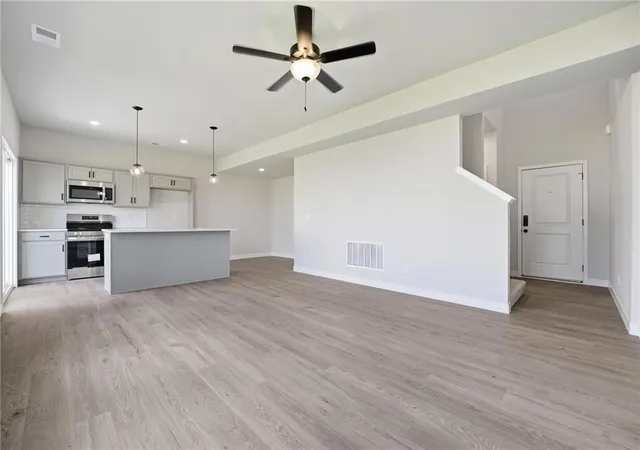 Photo 3 of Single family home for sale at 27118 E Oak View Dr, Lee's Summit, MO 64086 | MLS# 2597752 | Listing updated on 2026-10-20