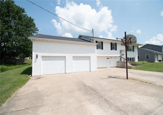 Photo 2 of Single family home for sale at 6 W 15th Street, Carrollton, MO 64633 | MLS# 2598169 | Listing updated on 2026-08-14