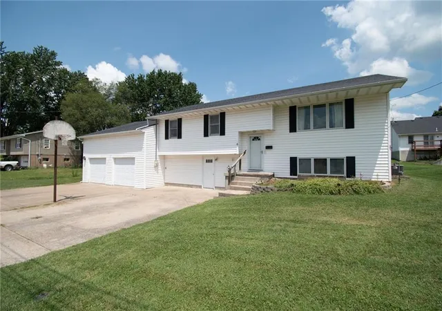 Photo 3 of Single family home for sale at 6 W 15th Street, Carrollton, MO 64633 | MLS# 2598169 | Listing updated on 2026-08-14