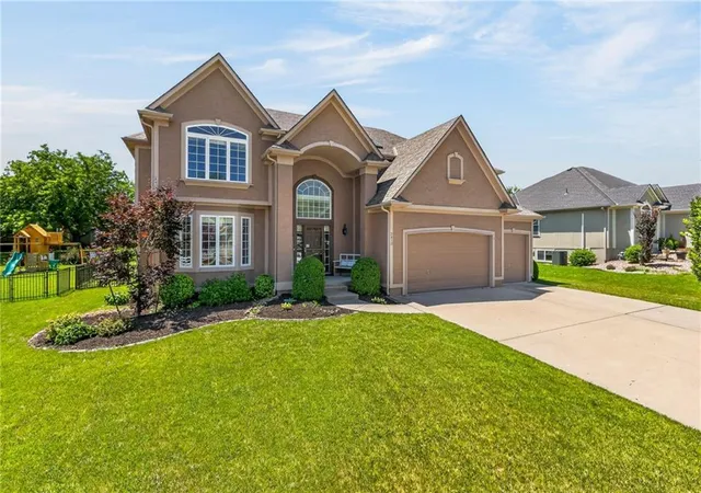 Photo 2 of Single family home for sale at 2413 Sw Kenwill Dr, Lees Summit, MO 64082 | MLS# 2598207 | Listing updated on 2026-08-14