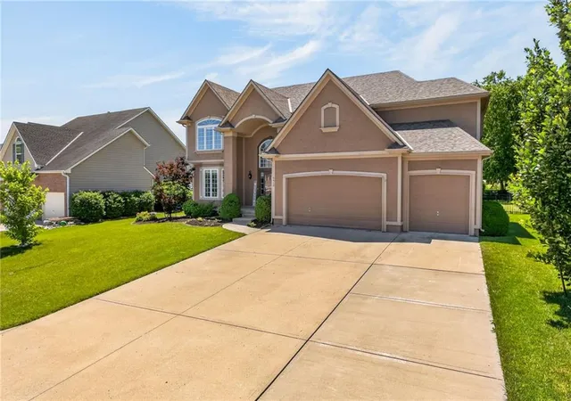Photo 3 of Single family home for sale at 2413 Sw Kenwill Dr, Lees Summit, MO 64082 | MLS# 2598207 | Listing updated on 2026-08-14