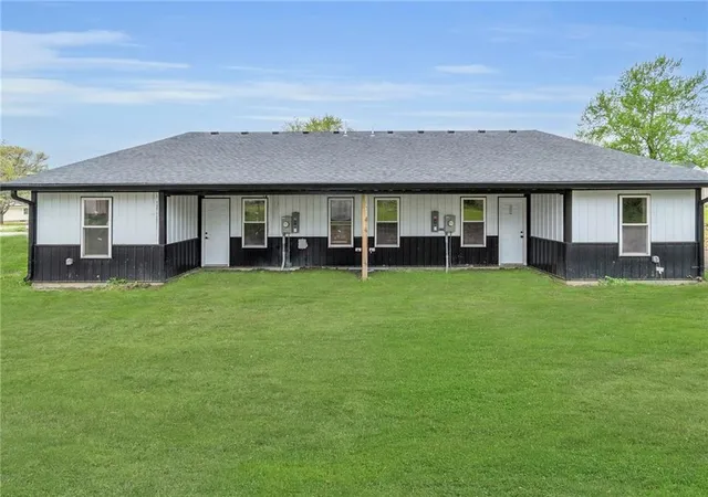 Listing Photo 2 - Condo for sale in building located at 511 W Mcgaughy St, Hamilton, MO 64644