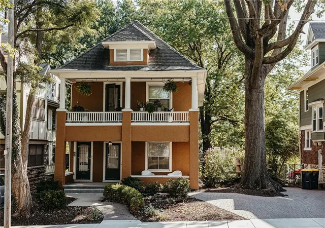 3rd image of 3621 Central St, Kansas City, MO 64111 | MLS# 2598289