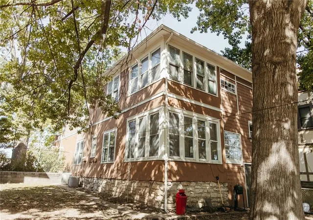 Listing Photo 2 - Condo for sale in building located at 3621 Central St, Kansas City, MO 64111 - Unit #