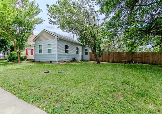 3rd image of 906 E 4Th St, Sedalia, MO 65301 | MLS# 2598318