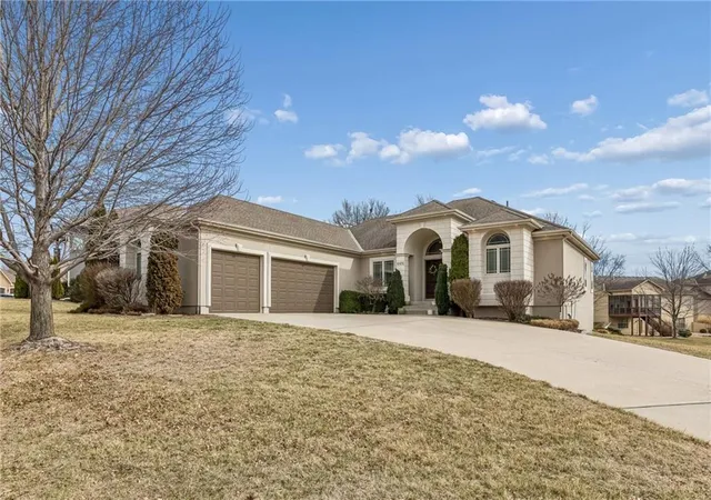 2nd image of 4481 Sw Raintree Shore Dr, Lee's Summit, MO 64082 | MLS# 2598389