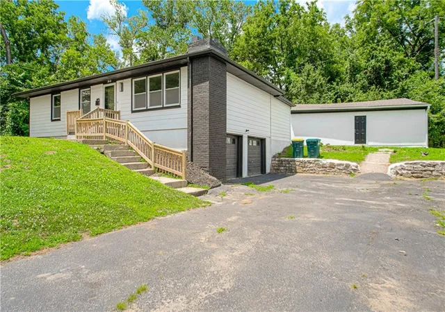 Homes for sale in Kansas City, KS | 3910 Sewell Ave, Kansas City, KS 66104 | MLS# 2598923