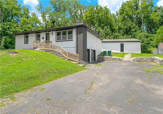 2nd image of 3910 Sewell Ave, Kansas City, KS 66104 | MLS# 2598923