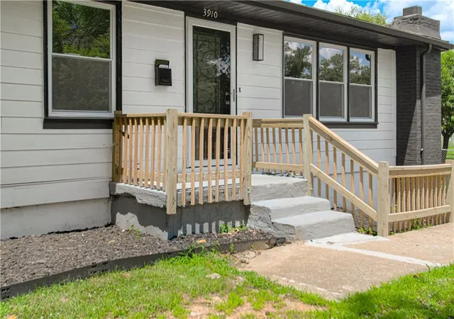 3rd image of 3910 Sewell Ave, Kansas City, KS 66104 | MLS# 2598923