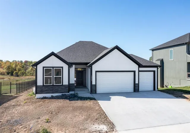 1st image of 1667 N 156th St, Basehor, KS 66007 | MLS# 2598941