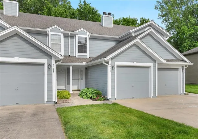 3rd image of 6033 Ne Moonstone Dr, Lees Summit, MO 64064 | MLS# 2599055