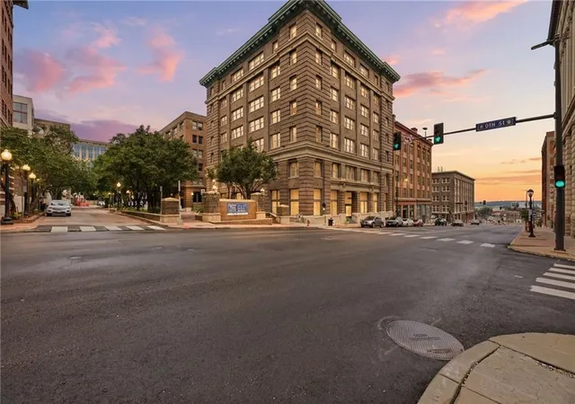 2nd image of 712 Broadway Blvd, Kansas, MO 64105