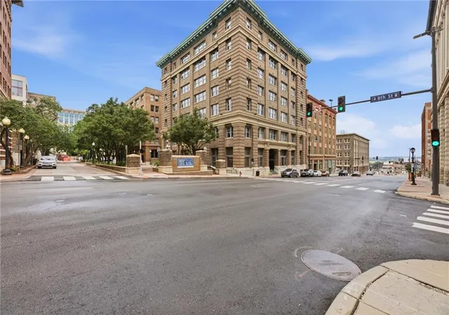 2nd image of 712 Broadway Blvd, Kansas City, MO 64105