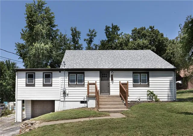 Photo 1 of Single family home for sale at 808 Ne Russell Rd, Kansas City, MO 64116 | MLS# 2599101 | Listing updated on 2026-08-30