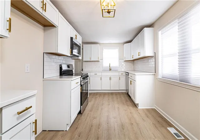 Photo 5 of Single family home for sale at 808 NE Russell Rd, Kansas City, MO 64116 | MLS# 2599101 | Listing updated on 2026-08-30