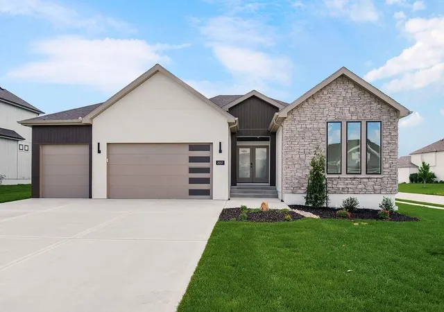 1st image of 2037 Sw Red Barn Ln, Lee's Summit, MO 64082 | MLS# 2600593