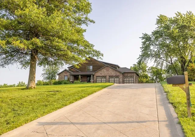 Photo 3 of Sale Pending at 17492 Evans Rd, Tonganoxie, KS 66086 | MLS# 2600776 | Listing updated on 2026-08-12