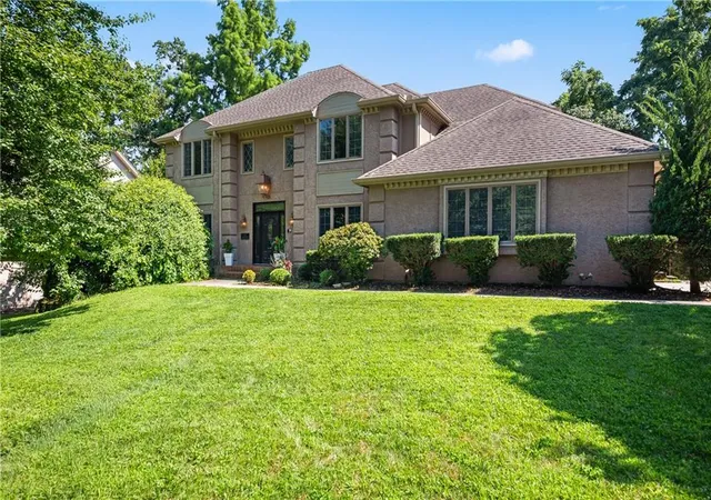 Photo 1 of Sale Pending at 132 The Woodlands Dr, Kansas City, MO 64119 | MLS# 2600938 | Listing updated on 2026-09-12