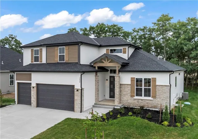 Photo 1 of Sale Pending at 2505 Ne Woodland Oak Cir, Lee's Summit, MO 64086 | MLS# 2600979 | Listing updated on 2026-02-10