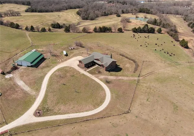 5th image of 32846 Block Rd, Paola, KS 66071 | MLS# 2601113