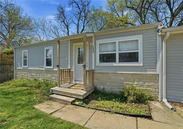 Single family home for sale at 1040 S Cottonwood St, Ottawa, KS 66067 | MLS# 2601428