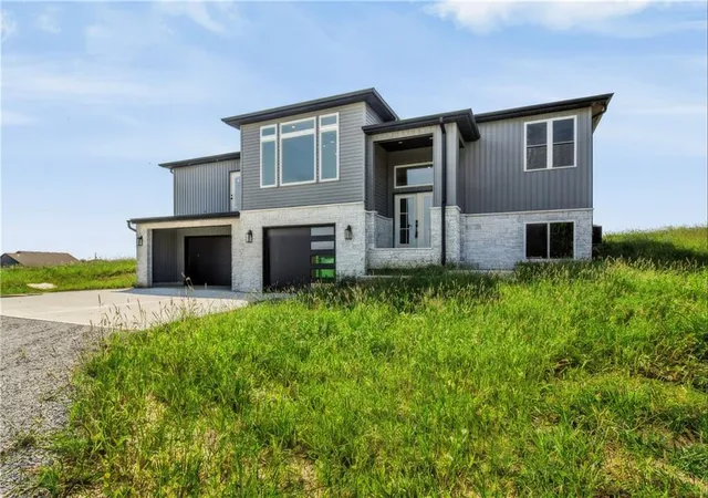 Photo 3 of Single family home for sale at 284 Sw Business 13 Hwy, Warrensburg, MO 64093 | MLS# 2601566 | Listing updated on 2026-08-26