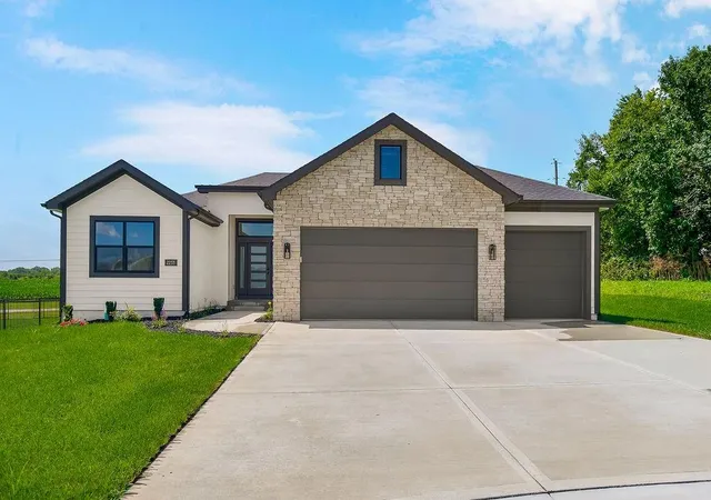 Single family home for sale at 2233 SW Heartland Ct, Lees Summit, MO 64082 | MLS# 2601846