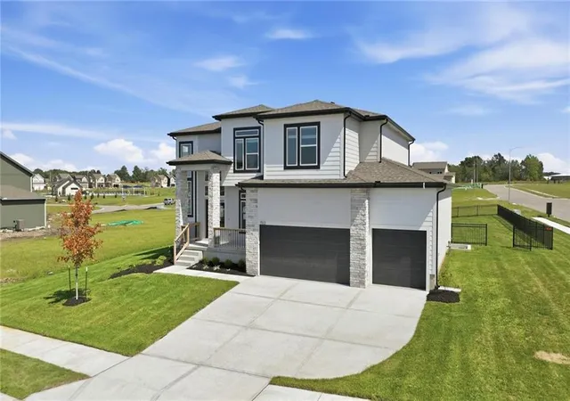 Photo 3 of Single family home for sale at 1513 Se Rising Sun Dr, Lees Summit, MO 64082 | MLS# 2602036 | Listing updated on 2026-10-04