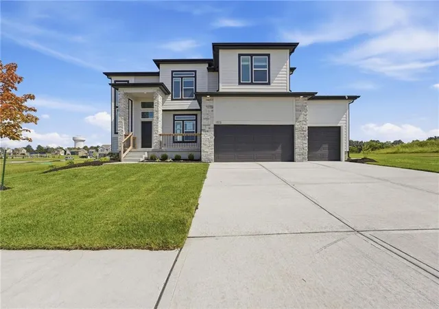 Photo 3 of Single family home for sale at 1513 SE Rising Sun Dr, Lees Summit, MO 64082 | MLS# 2602036 | Listing updated on 2026-10-04