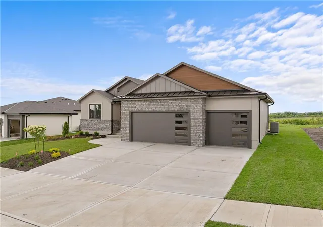 2nd image of 518 Bentwater Dr, Raymore, MO 64083 | MLS# 2602442