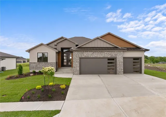 3rd image of 518 Bentwater Dr, Raymore, MO 64083 | MLS# 2602442