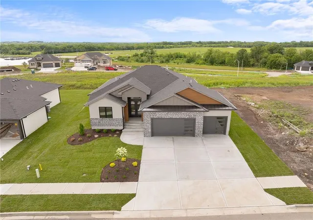 4th image of 518 Bentwater Dr, Raymore, MO 64083 | MLS# 2602442