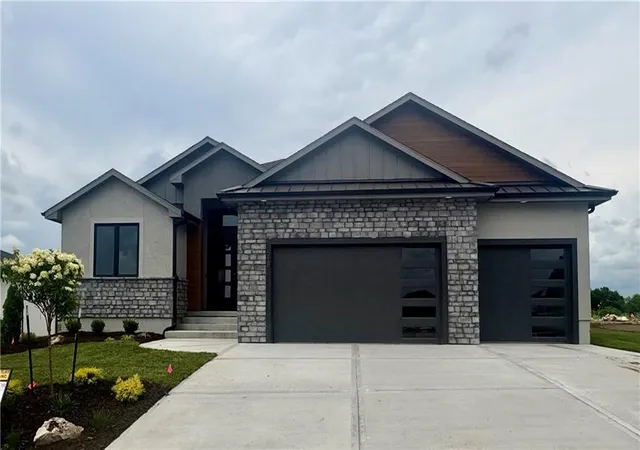 9th image of 518 Bentwater Dr, Raymore, MO 64083 | MLS# 2602442