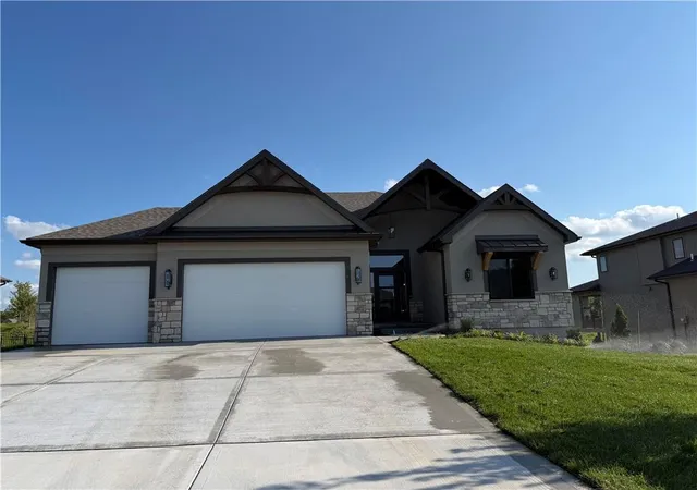 Photo 1 of Single family home for sale at 1007 Wilds Pkwy, Greenwood, MO 64034 | MLS# 2602544 | Listing updated on 2026-08-25