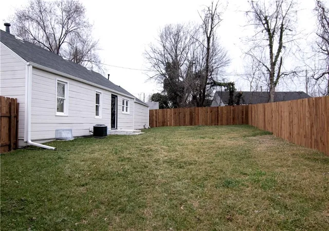 4th image of 3805 Laurel Ave, Kansas City, MO 64133 | MLS# 2602588