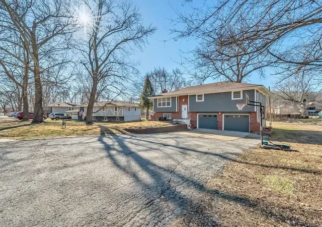 Homes for sale in Bonner Springs, KS | 702 Lakewood Rd, Bonner Springs, KS 66012 | MLS# 2602748