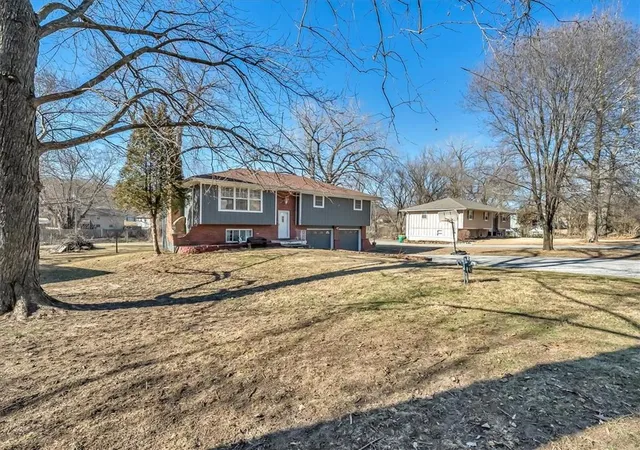 Homes for sale in Bonner Springs, KS | 702 Lakewood Rd, Bonner Springs, KS 66012 | MLS# 2602748