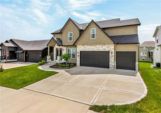 Photo 3 of Sale Pending at 7643 N Sycamore Ave, Kansas City, MO 64158 | MLS# 2602763 | Listing updated on 2026-07-09