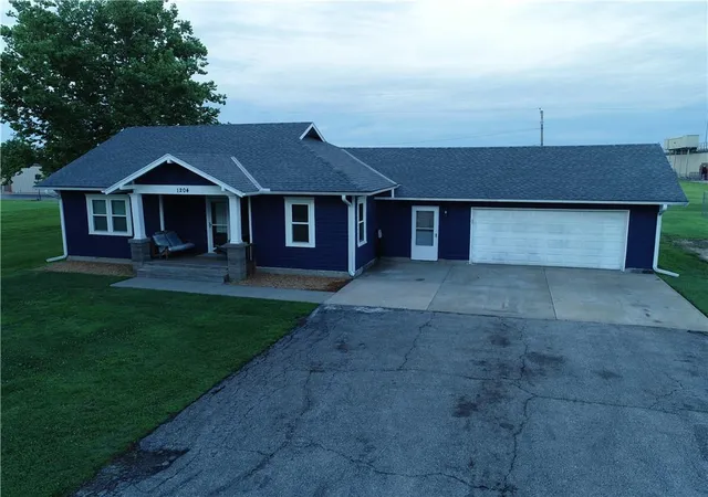 Homes for sale in Paola, KS | 1204 Main St, Paola, KS 66071 | MLS# 2603114