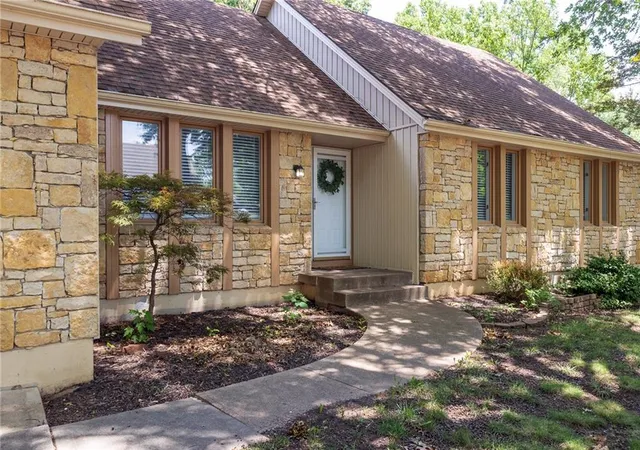 Homes for sale in Blue Springs, MO | 1912 Nw Manor Dr, Blue Springs, MO 64014 | MLS# 2603193