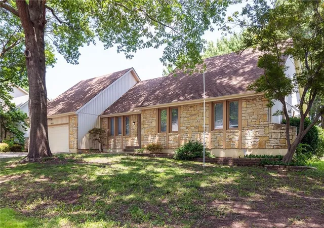 Homes for sale in Blue Springs, MO | 1912 Nw Manor Dr, Blue Springs, MO 64014 | MLS# 2603193