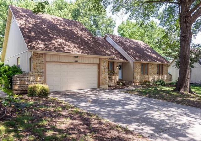 Homes for sale in Blue Springs, MO | 1912 Nw Manor Dr, Blue Springs, MO 64014 | MLS# 2603193